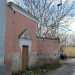 Il luogo di culto spunta sulla sinistra, incastonato tra la dismessa fabbrica di gelati Sanson e una palazzina facente parte dellex Sapio